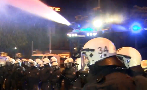 Poliţia germană dispersează cu tunuri cu apă participanţi la un miting de protest înaintea summitului G20