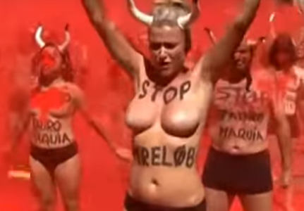 Protest topless la Pamplona faţă de coride şi cursele cu tauri. VIDEO