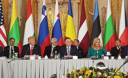 Preşedintele american spune la un summit în Polonia că economia SUA îmbogăţeşte pe toată lumea dar nu pe el