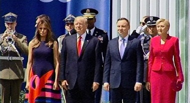 Mulţimea se adună la Varşovia ca să urmărească discursul lui Trump în Piaţa Krasinski