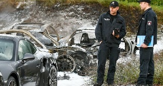Zece maşini incendiate la o reprezentanţă Porsche la Hamburg