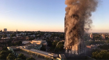 Guvernul britanic le acordă drept de rezidenţă pentru 12 luni imigranţilor de la Grenfell Tower