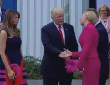 Trump, lăsat cu mâna întinsă de Prima Doamnă a Poloniei. VIDEO
