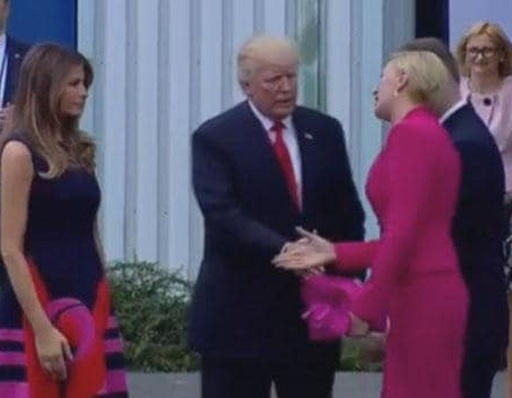 Trump, lăsat cu mâna întinsă de Prima Doamnă a Poloniei. VIDEO