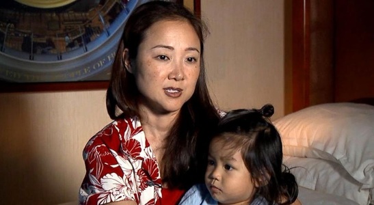 United Airlines a obligat o femeie să-şi ţină copilul în braţe, deşi a cumpărat două locuri pe ruta Hawaii-Boston