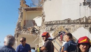 Italia: Mai multe persoane îngropate sub dărâmături, după ce un bloc de apartamente s-a prăbuşit în apropiere de Napoli