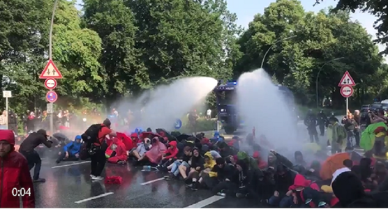 Poliţia foloseşte tunuri cu apă la Hamburg pentru a dispersa protestatari 