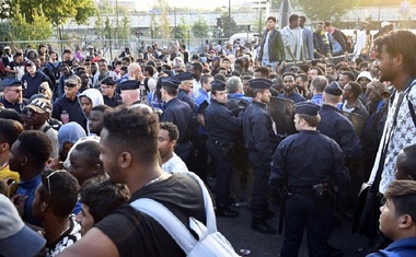 Aproape 2.800 de migranţi evacuaţi din tabere la Paris, un record din noiembrie