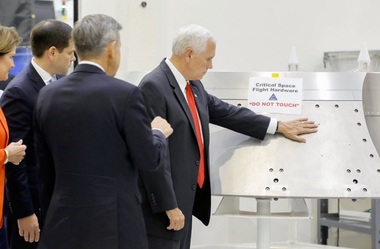 Pence a "mângâiat" un echipament NASA, deşi pe el scria că nu trebuie atins, stârnind ironii online
