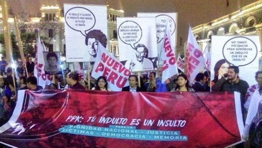 Mii de oameni au protestat la Lima faţă de eventuala graţiere a lui Fujimori, în timp ce acesta a fost internat
