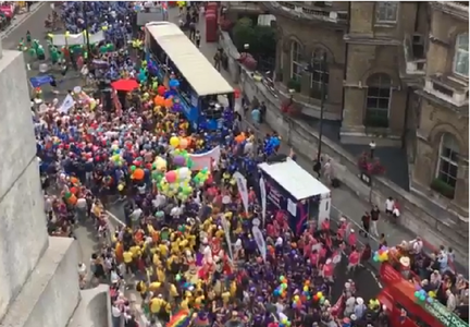Zeci de mii de oameni defilează în centrul Londrei la parada anuală Pride