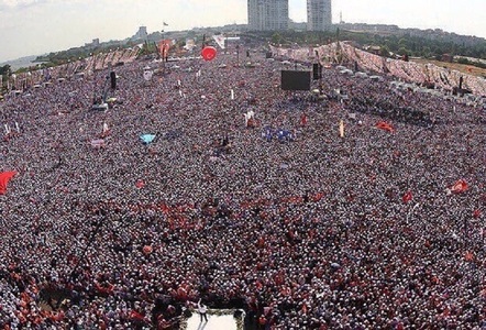 Zeci de mii de persoane s-au strâns la Istanbul, pentru a-l întâmpina pe liderul formaţiunii de opoziţie CHP, venit pe jos de la Ankara