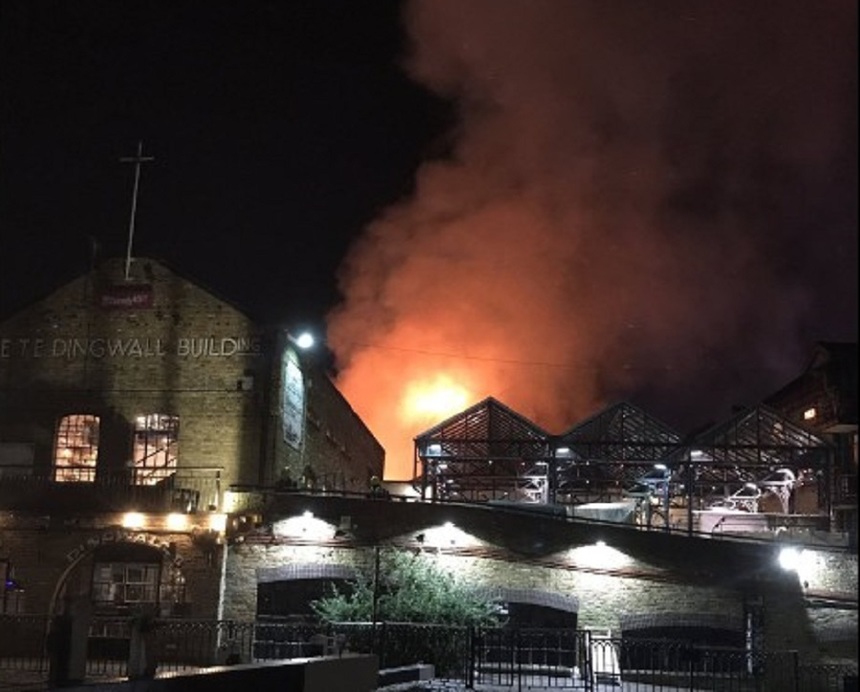 UPDATE - Peste 70 de pompieri încearcă să stingă un incendiu izbucnit la Camden Market, unul dintre simbolurile Londrei
