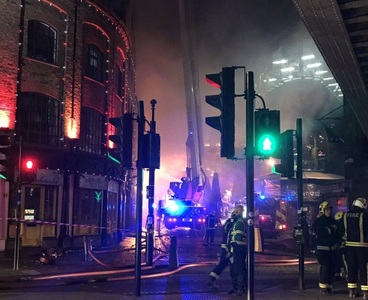 Pompierii au reuşit să controleze incendiul ce a cuprins o clădire din Camden Market