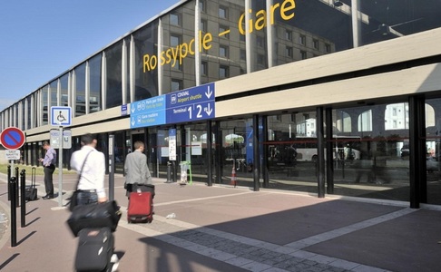 Aproximativ 20 de turişti americani, francezi şi marocani jefuiţi în faţa hotelului, în apropiere de aeroportul Roissy, de răufăcători care purtau cagule