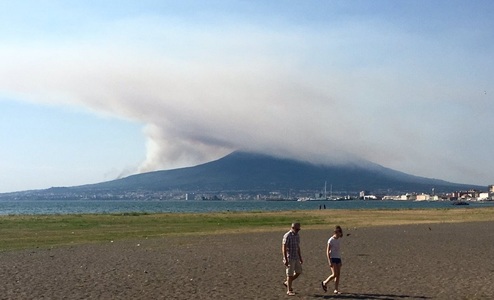 Incendii în sudul Italiei, inclusiv pe versanţii Vezuviului