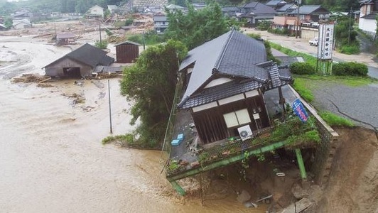 Premierul Abe promite să vină în ajutorul sinistraţilor, în timp ce bilanţul inundaţilor urcă la 25 de morţi în Japonia