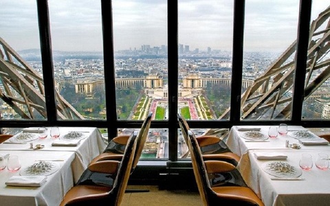 Restaurantul Le Jules Verne de la etajul doi al Turnului Eiffel aşteaptă la masa sa cuplurile Macron şi Trump