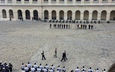 Trump, primit oficial de Macron la Invalides. VIDEO