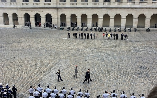 Trump, primit oficial de Macron la Invalides. VIDEO