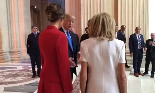 Trump, surprins făcându-i complimente Primei Doamne franceze. VIDEO