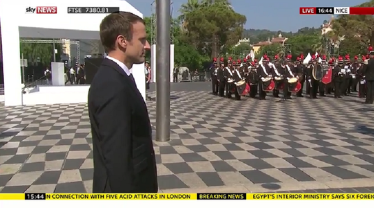 Macron, Hollande şi Sarkozy s-au dus împreună la Nisa pentru a aduce un omagiu victimelor atentatului din 14 iulie