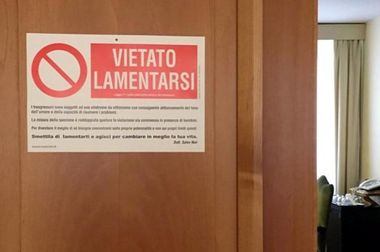 Un semn pe care scrie ”Interzisă lamentarea”, afişat pe uşa camerei Papei Francisc