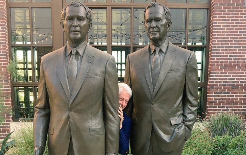 Bill Clinton se ascunde între cei doi Bush, într-o imagine virală pe Internet