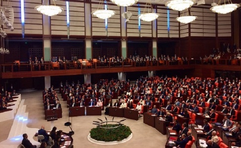 Opoziţia critică Guvernul turc în Parlament, reproşându-i că nu a unit ţara şi că subminează democraţia