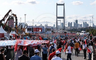 UPDATE: Turcia marchează un an de la puciul eşuat. Erdogan, la Istanbul: Sunt recunoscător tuturor membrilor naţiunii mele care şi-au apărat ţara. Puciştii să apară în instanţă în uniforme stil Guantanamo. VIDEO