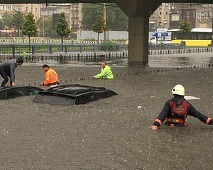 Circulaţia din Istanbul a fost paralizată, după ce ploile abundente au provocat inundaţii. VIDEO
