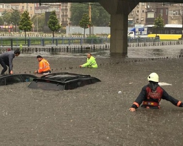 Circulaţia din Istanbul a fost paralizată, după ce ploile abundente au provocat inundaţii. VIDEO