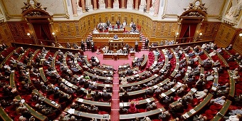 Senatul francez a adoptat foarte controversatul proiect de lege antiteroristă 