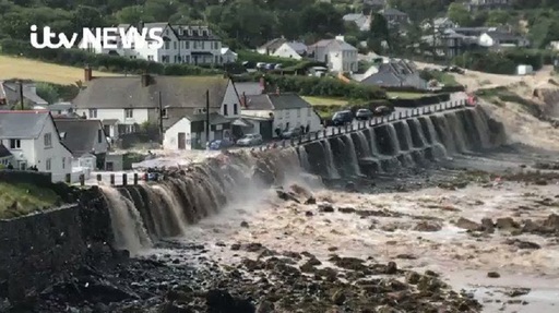 Locuinţe şi un drum avariate în urma unei inundaţii într-un sat de coastă englez