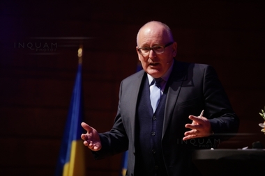 Timmermans ameninţă cu acţiuni disciplinare împotriva Poloniei, dacă nu renunţă la reformele judiciare ce vizează Curtea Supremă