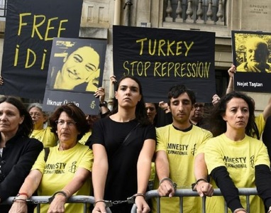 Zeci de militanţi Amnesty International au protestat în faţa Ambasadei Turciei de la Paris