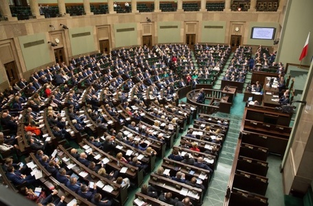 Polonia: Parlamentarii din Sejm au aprobat controversata lege a Curţii Supreme, în ciuda avertismentelor de la Bruxelles 