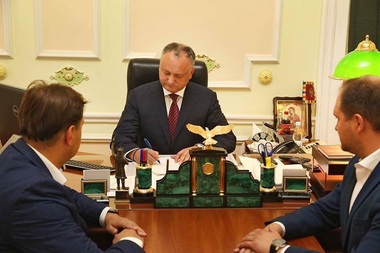 Preşedintele R. Moldova, Igor Dodon, a promulgat legea privind trecerea la sistemul de vot mixt, în pofida protestelor