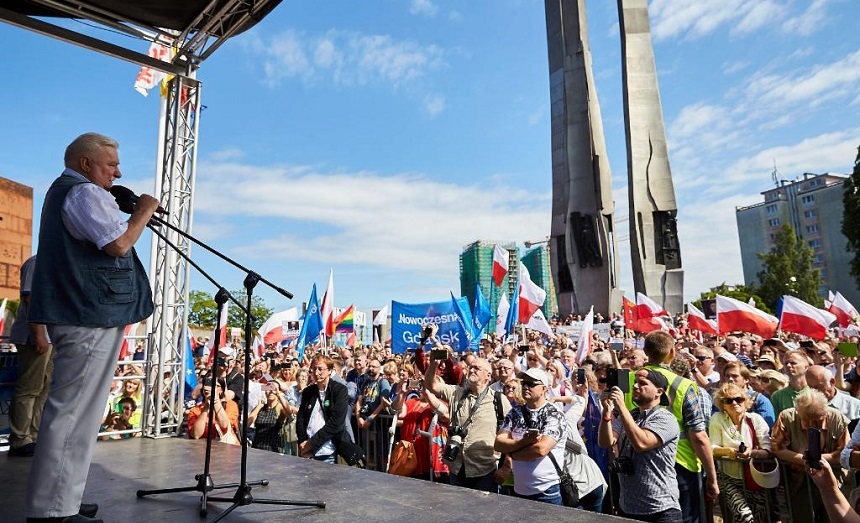 Lech Walesa aplaudă decizia lui Andrzej Duda de a respringe prin veto două proiecte de lege controversate vizând justiţia şi îndeamnă la continuarea protestelor până la retragerea celui de-al treilea