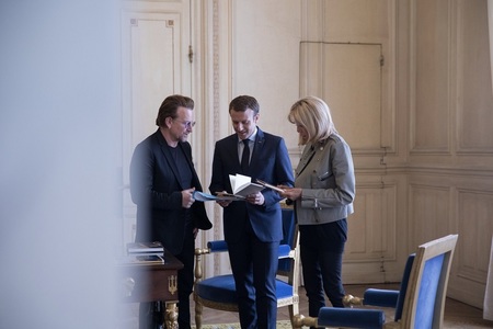 Macron i-a confirmat solistului U2 că Franţa îşi va respecta angajamentul de a creşte ajutorul de dezvoltare