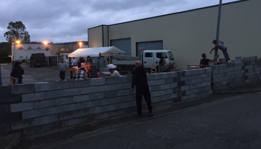 Francezii au ridicat un zid în jurul unui fost hotel, pentru ca acesta să nu devină adăpost pentru migranţii din Semeac