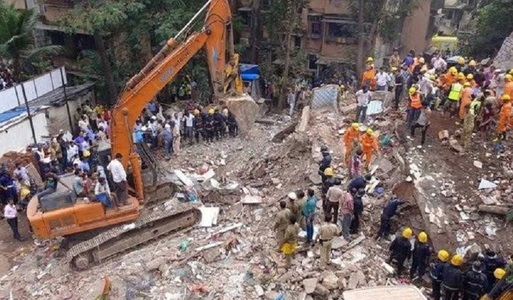 Cel puţin opt morţi şi peste 20 de persoane prinse sub dărâmături în urma surpării unui imobil în oraşul indian Mumbai