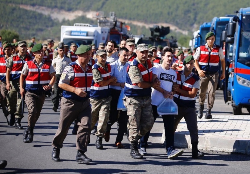 Autorităţile turce au arestat zeci de persoane în ultimele zile, pentru că purtau tricouri incripţionate cu „erou”