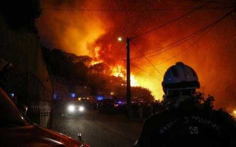 Peste 10.000 de persoane au fost evacuate în timpul nopţii din cauza incendiilor de vegetaţie din Corsica şi sudul Franţei. FOTO, VIDEO