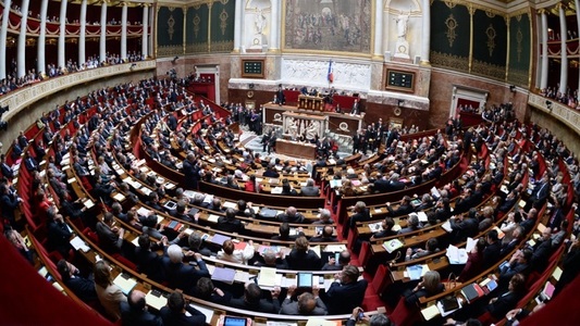 Adunarea Naţională franceză adoptă articolele care le interzic parlamentarilor şi membrilor Guvernului să angajeze rude