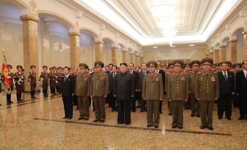 Nord-coreenii îi aduc un omagiu lui Kim Il-sung la Phenian, cu ocazia marcării a 64 de ani de la ”Victorie”