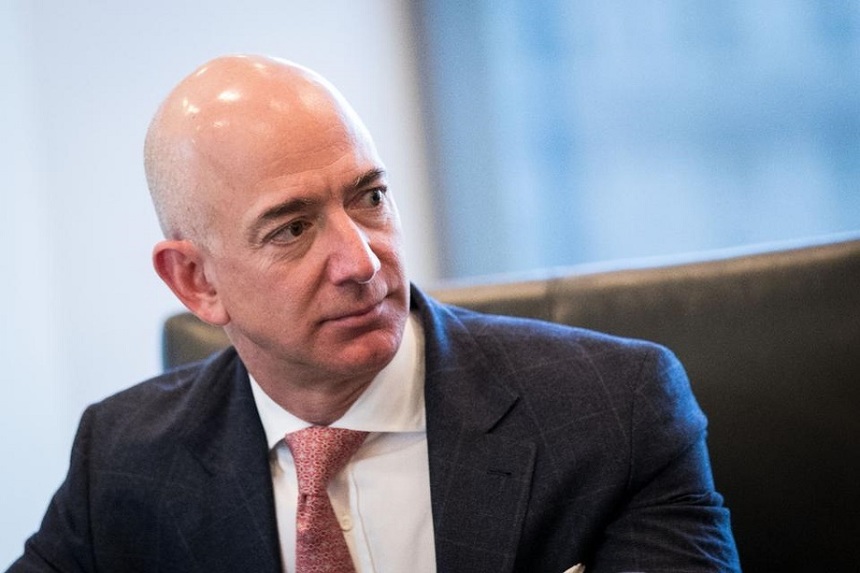 Directorul general al Amazon, Jeff Bezos, din nou al doilea cel mai bogat om din lume, după câteva ore în vârful clasamentului
