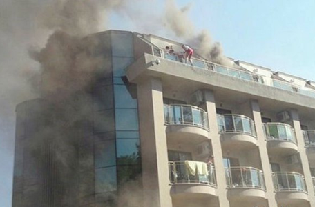 Paisprezece turişti au avut nevoie de îngrijiri medicale şi sute de oameni au fost evacuaţi în urma unui incendiu la un hotel din Antalya