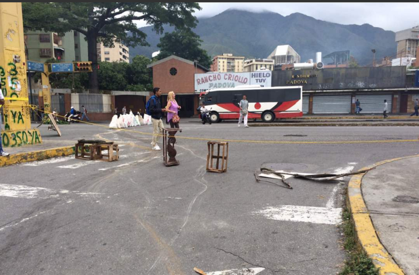 Opoziţia venezueleană a blocat străzile din Caracas într-un ultim efort pentru a împiedica organizarea de alegeri
