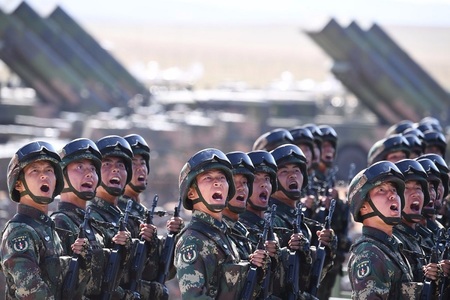 Xi cere armatei chineze să se transforme într-o forţă de elită, la o paradă militară impresionantă. VIDEO